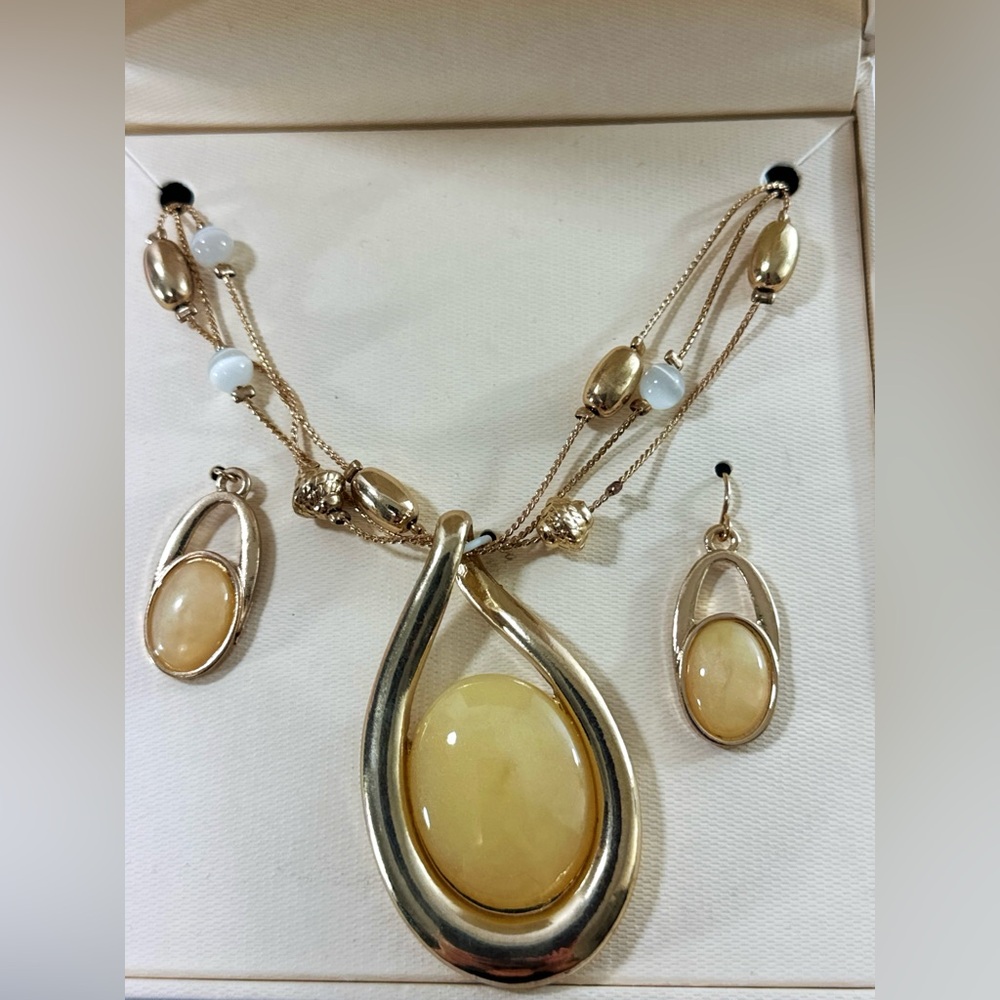 Kim Rogers Gold-Tone Yellow Stone Pendant Necklace & Earrings Set NIB - Picture 2 of 5